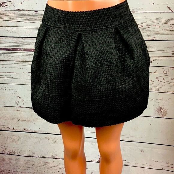 SAN-JOY Black stretchy skirt - Picture 2 of 5